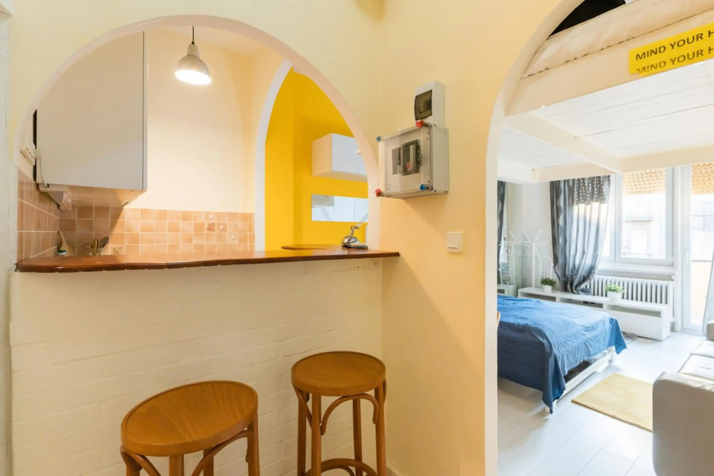 Sunny Studio with Balcony in Party District