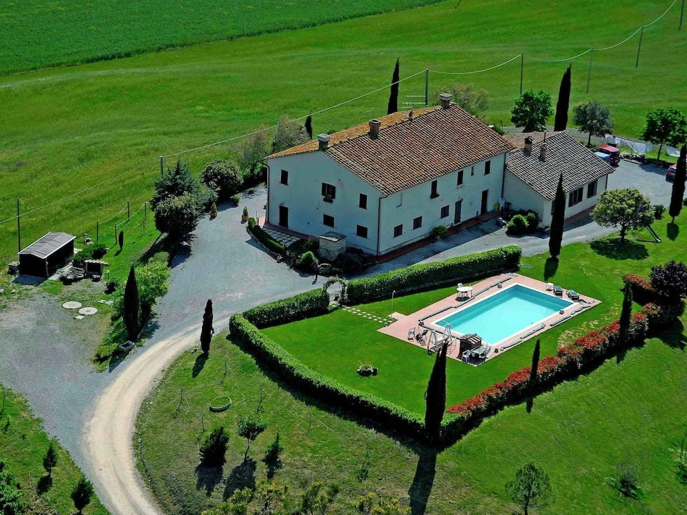 Spacious Farmhouse in Pienza with Swimming Pool