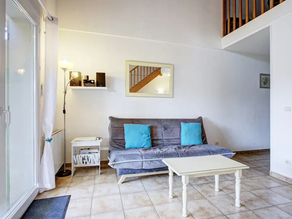 Quiet 6-guest Apartment in Homps