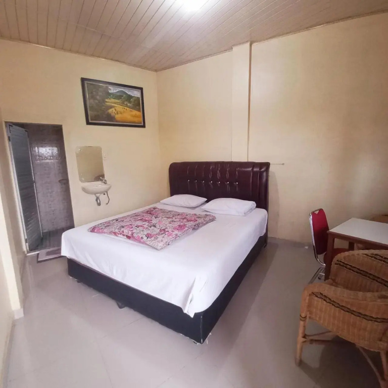 WISMA SUNRISE GUEST HOUSE 10 minutes by walking to the big fruit market in Berastagi