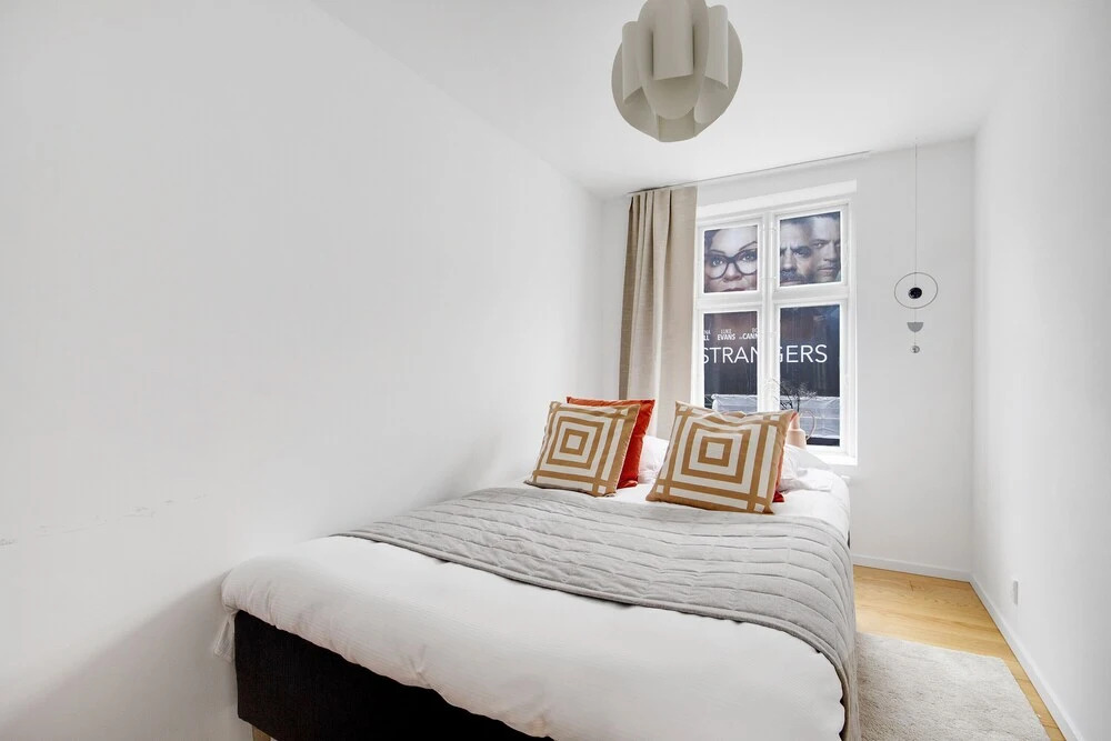 Sanders Regent - Popular 3-bdr Apt With Balcony