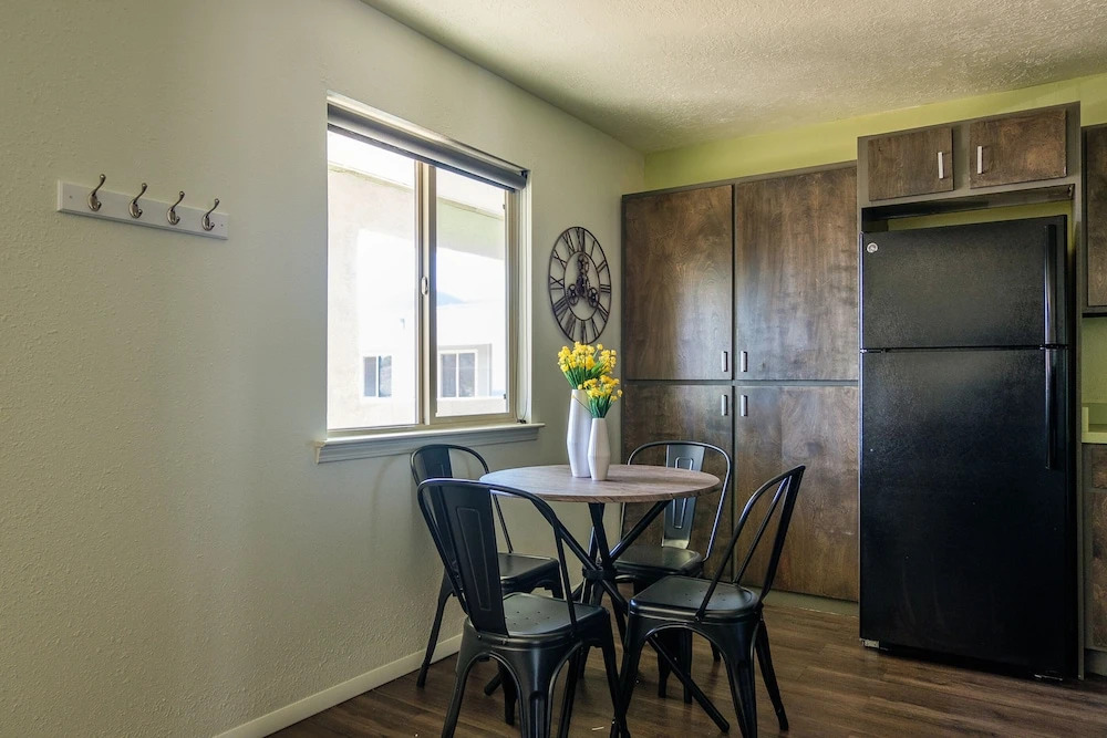 1 BR & 2 BR Apt w Pool & Gym by Frontdesk