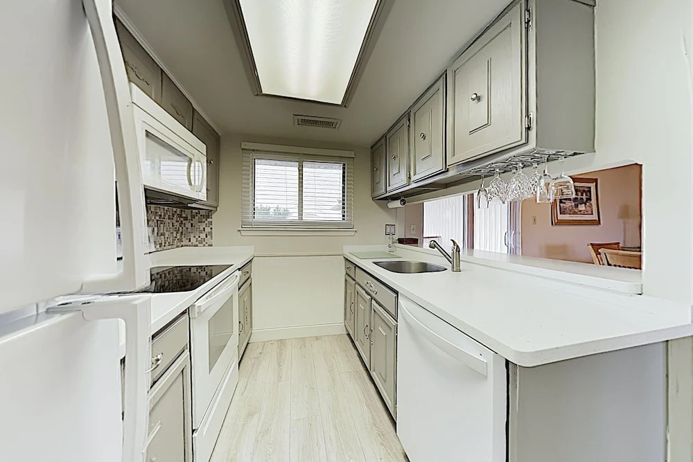New Listing! Cozy Canal-side , Walk To Beach 2 Bedroom Condo