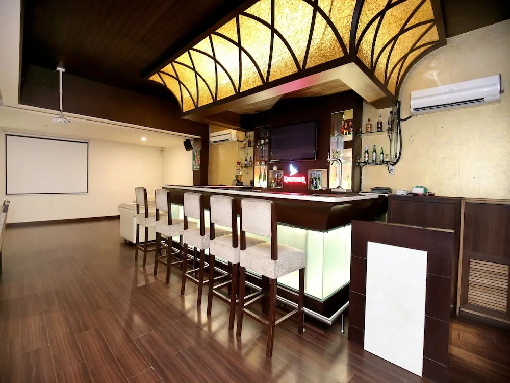 OYO 12989 White Diamond Hotel