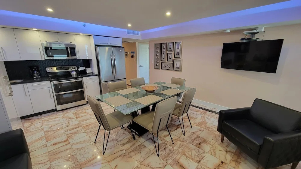 Alexander 1420 3 Bedroom Apts by RedAwning