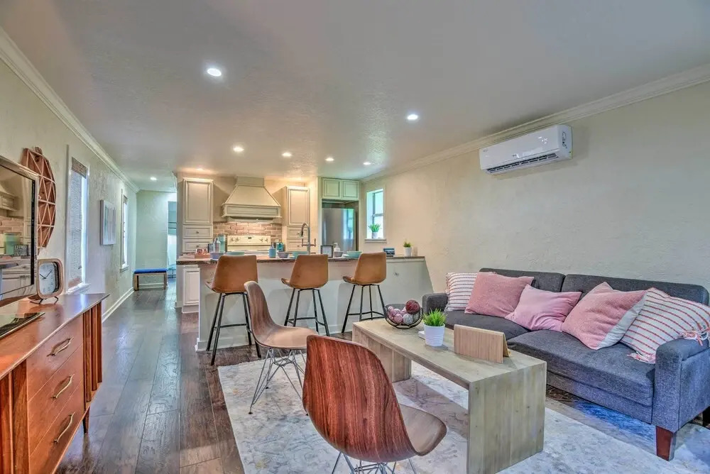 16 Mi to Disney: Cottage w/ Deck in Winter Garden