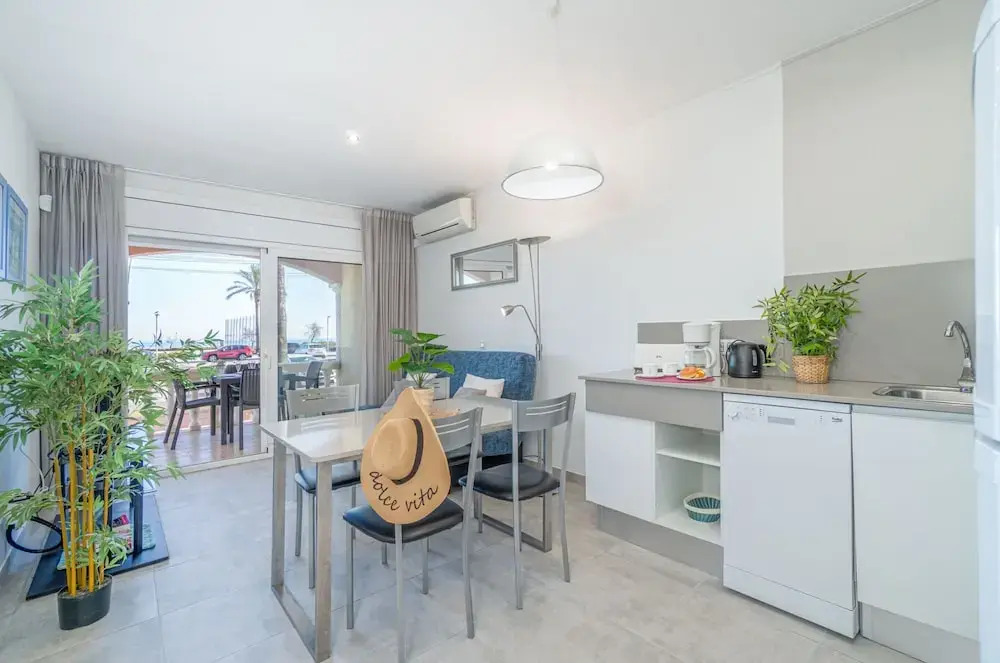 Villa in Empuriabrava With Pool & Canal Access
