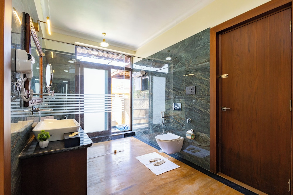 ELIVAAS Tiger Cave Suite with Pvt Pool