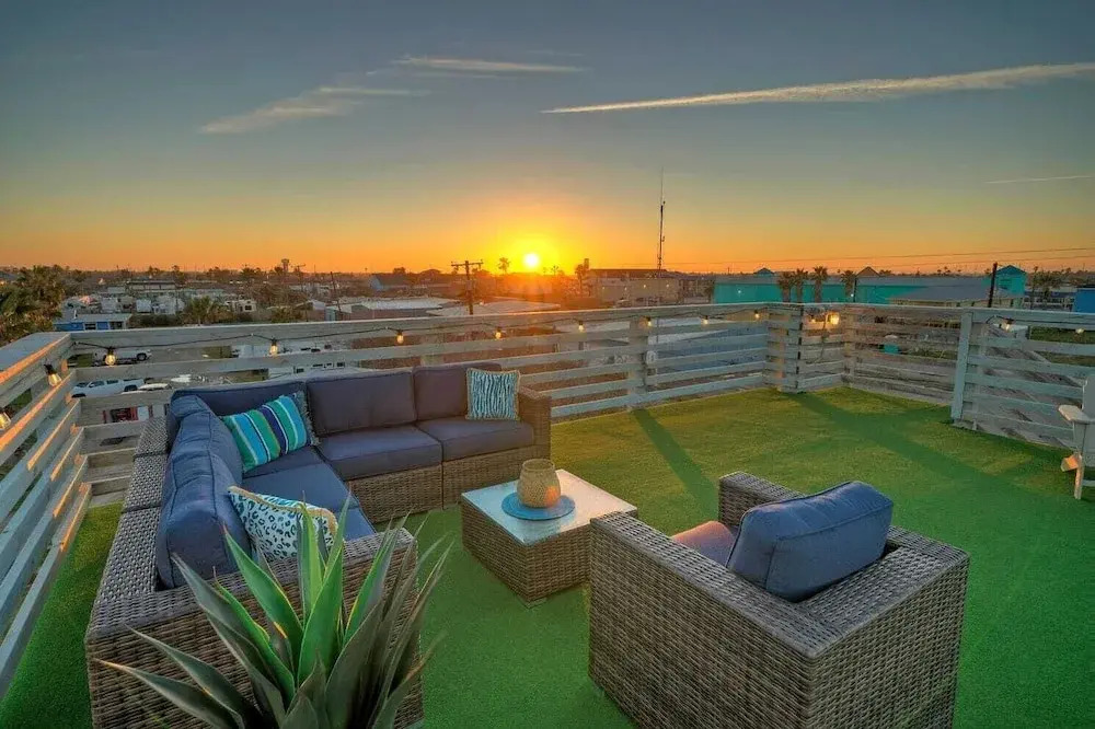 Third Sandbar & Seaglass Landing by Avantstay. Sleeps 30 2 Homes + Dual Pools + Outdoor Living Steps to Beach