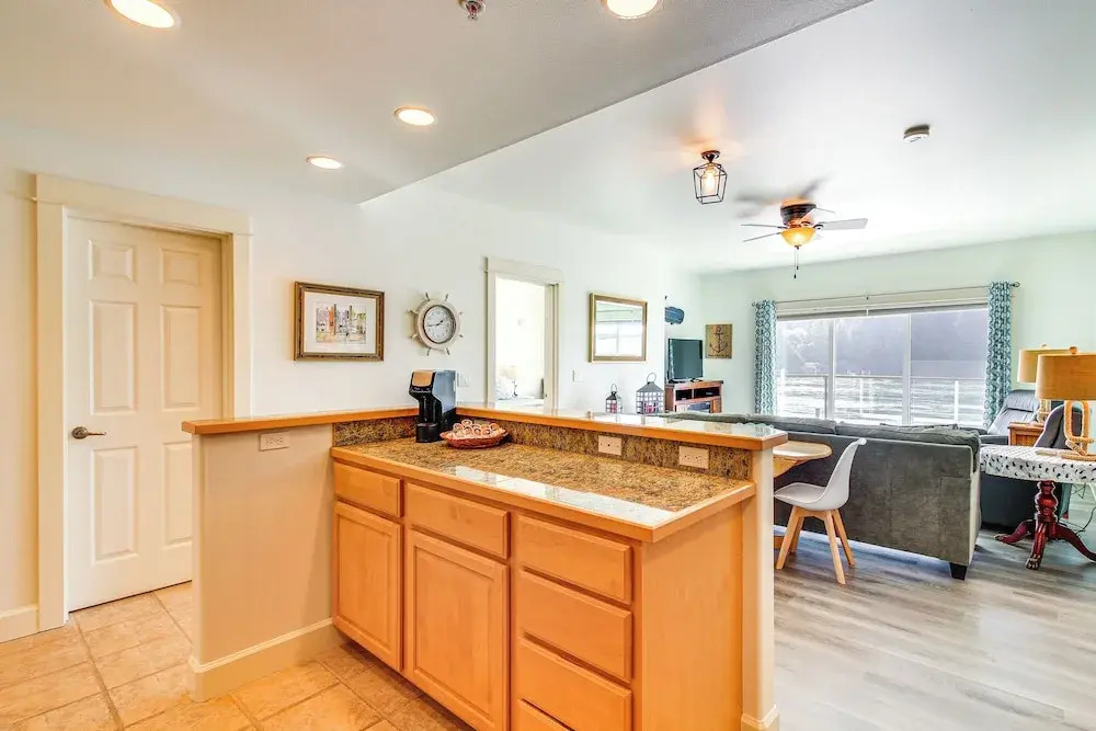 Riverfront Apt in Old Town Florence!