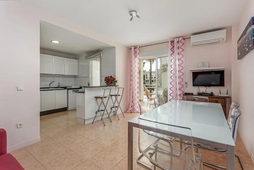 Gorgeous 2-bed Apartment Near the Beach