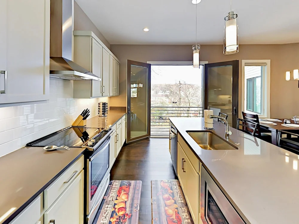 All-suite 3br/3.5ba W/ Rooftop Deck, Near Downtown 3 Bedroom Condo