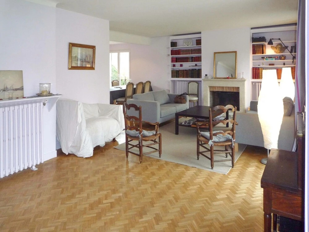 Beautiful Poissy Family Home With 5 Bedrooms, Large Garden and own Pon