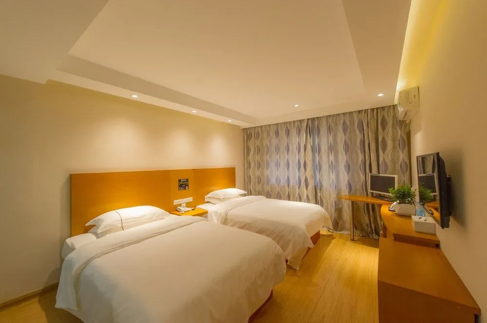 Qingpishu Hotel （Guilin West City Road,Walking street ）