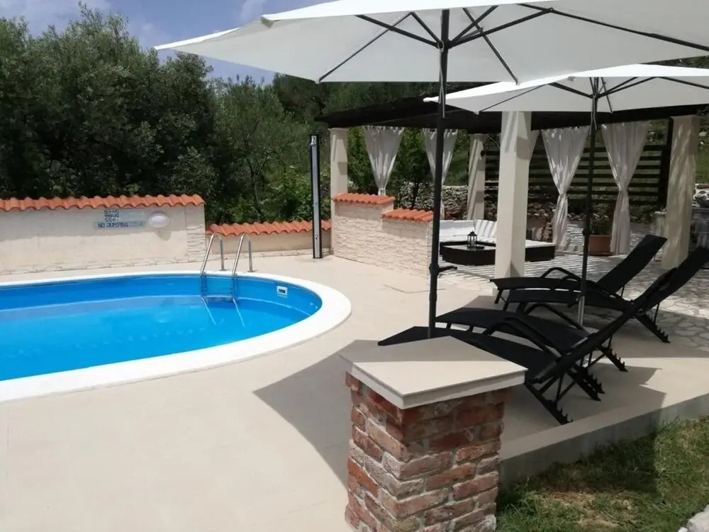 Robi- Swimming Pool and Beautiful Garden - A1-žuti
