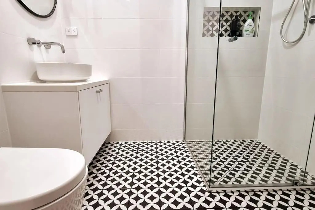 New modern 3 bedroom apartment in St Kilda East