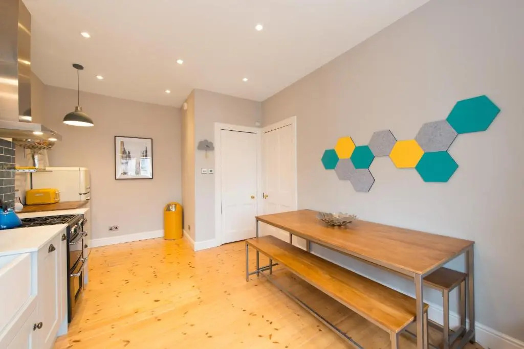 Bright 2 bed apartment North Berwick High Street