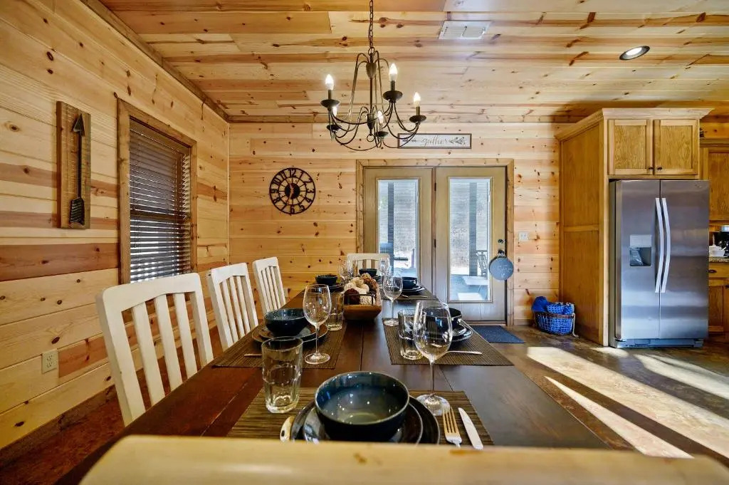 Blossom Belle Lodge Luxury cabin 4 Bedroom, 3.5 Bath sleeps 11