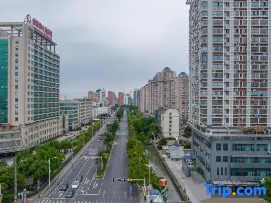 Huaju Hotel (Wenfeng World Store, Middle Jianghai Road, Qidong)