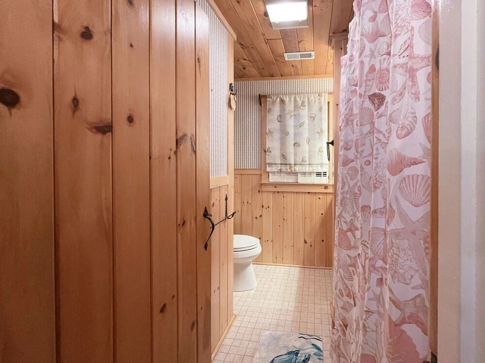 Dewey Cottage - Y854 Adorable Cottage Close To Long Sands Beach And Short Sands 4 Bedroom Home by RedAwning