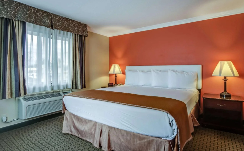 Howard Johnson Inn & Suites Reseda