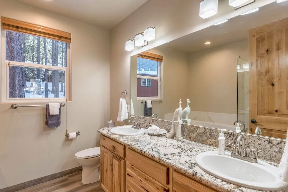 Expansive 6br W/ Hot Tub, Pool Table & 4 Balconies 6 Bedroom Home