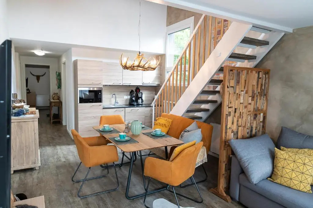 VIP Deluxe 107qm auf zwei Etagen 1 Dopplezimmer EG 1 Doppelzimmer auf der Galerie sowie 2 Badezimmer und komplette Küche mit Mikrowelle und Backofen Ideal für 1 bis 6 Gäste Direkter Blick auf Garten und Bergblick Alles nur nicht 0815