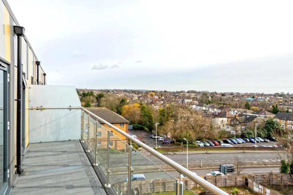 Attractive 2 Bedroom Penthouse with Free Parking