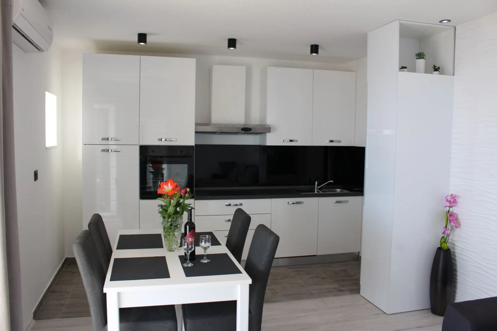Apartments Lira