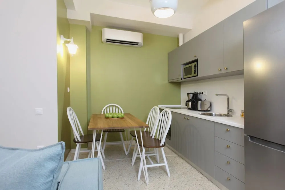 The Marble Suites, PLAKA