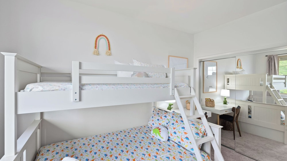 Sleeps 16, 2 Homes Ocean Views, Shared Pool + Gym, Near the Beach Avantstay
