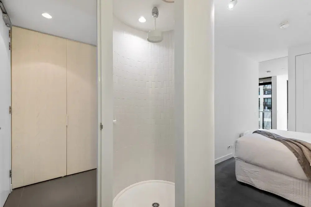 Chic City Escape With Pool, Gym & Parking