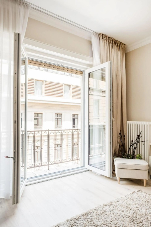 De Luxe 1-bedroom, 2-bathroom Condo in the Center