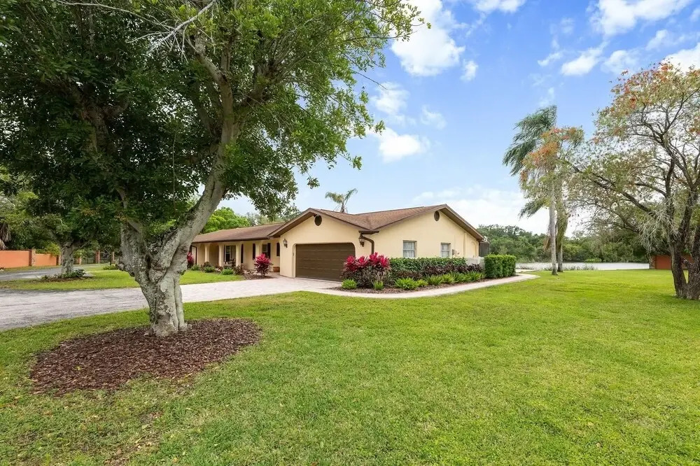 Lake O Woods Lake Front Gated Private Pool Home. Just 5 Miles To The Beach 3 Bedroom Home by RedAwning