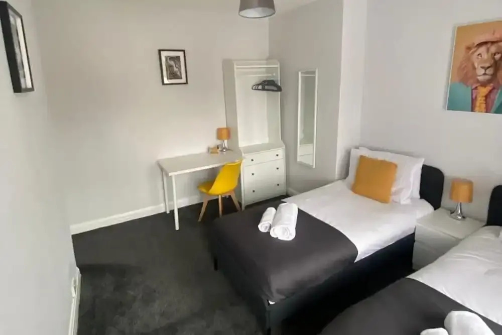 House - Sleeps 6 - Pet Friendly - Parking