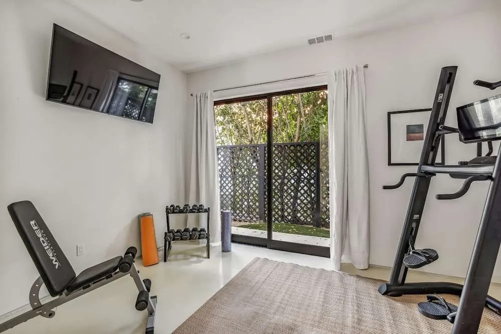 Laurel Canyon - Architectural Modern Estate With Pool & Landscaped Garden