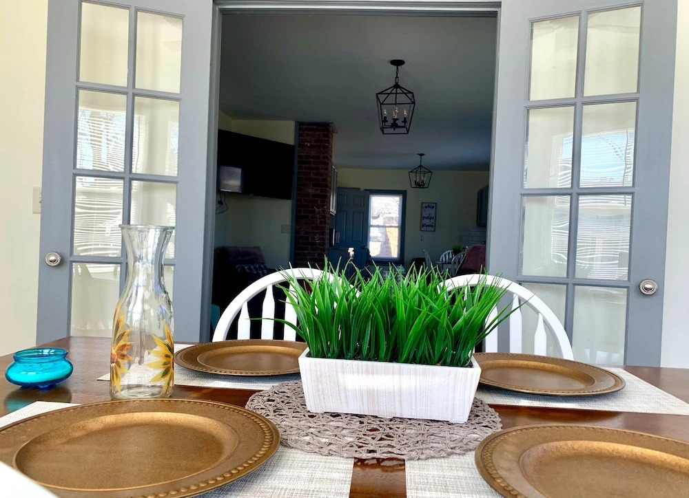 The Trotter Manor - With Private Yard & Parking, Near Falls & Casino by Niagara Hospital