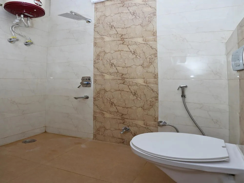 Hotel Queen Palace By OYO Rooms