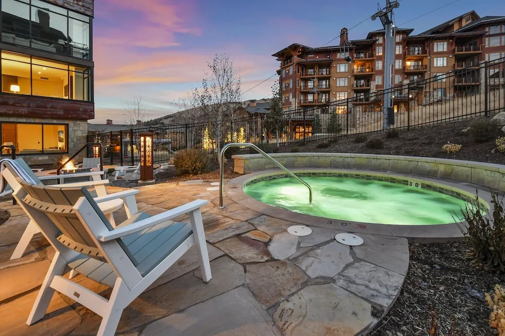 Ski In Out Modern 2BR Residence in Canyons Village