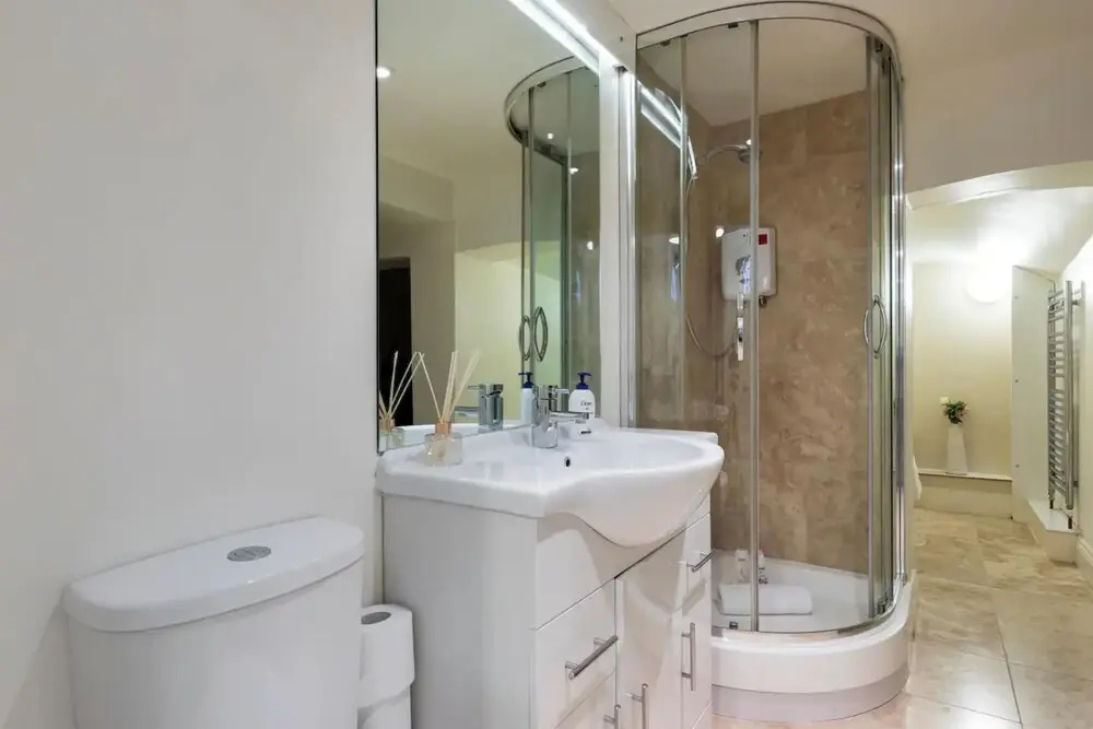 Bright and Modern 2 Bedroom Apartment in Earl's Court