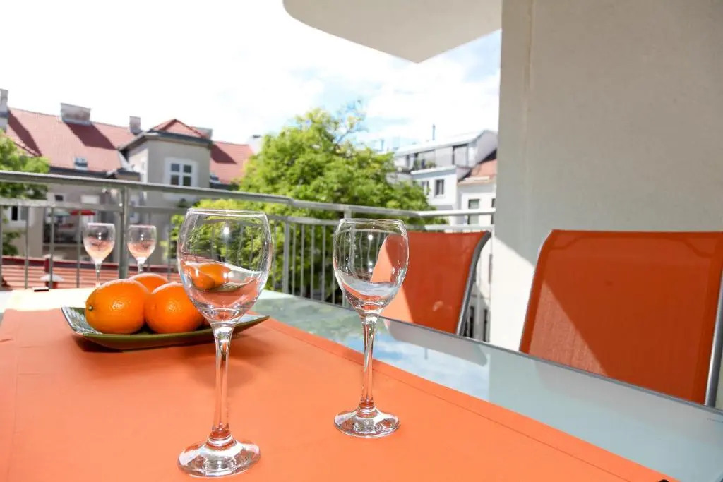 3 rooms Sunny Apartments-Schoenbrunn, 100m2 with balcony