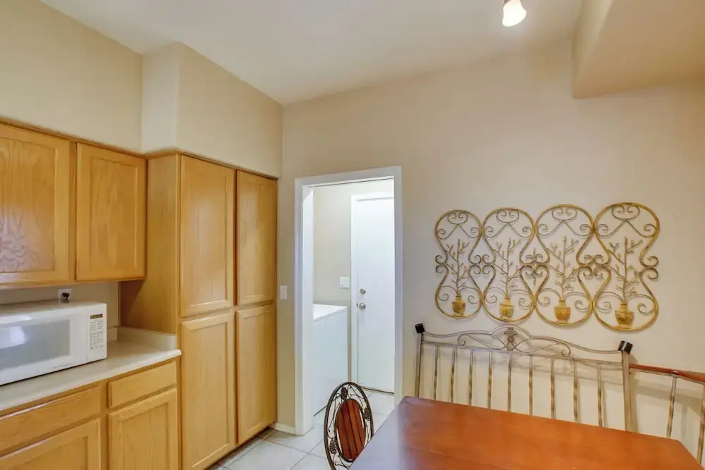7 Mi to Mill Ave: Bbq-ready Mesa Townhouse