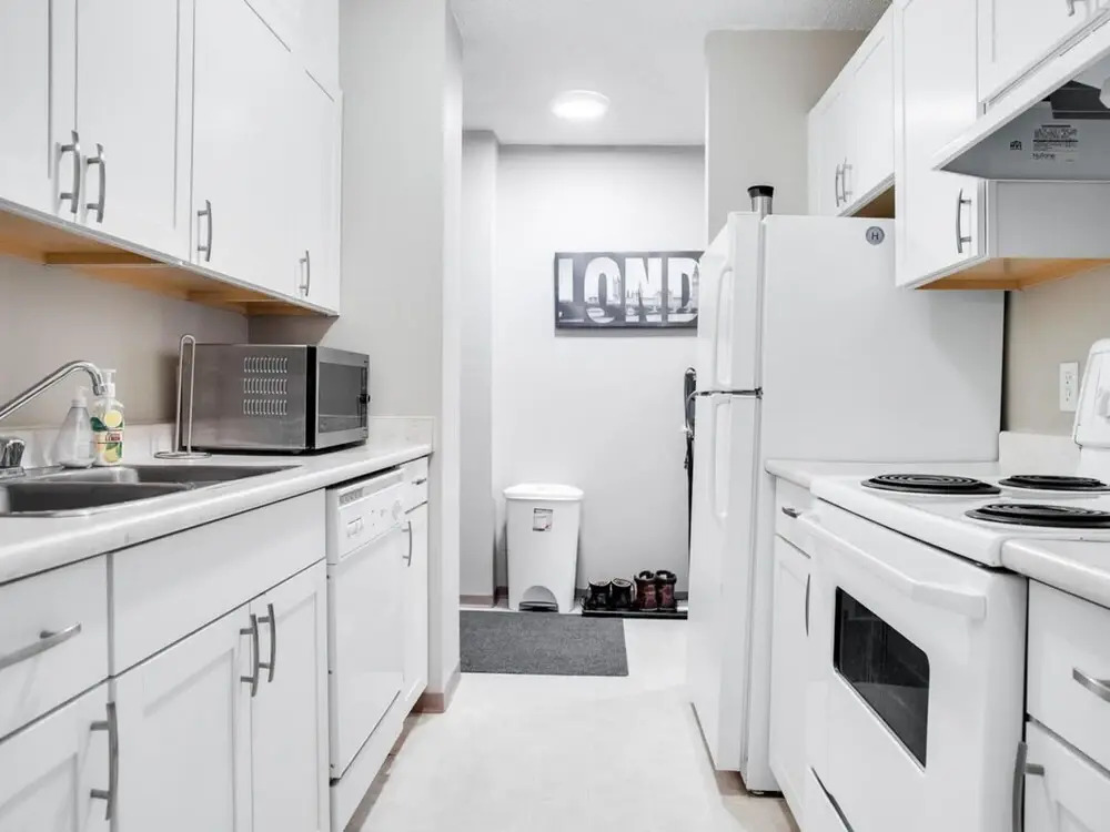 Stylish and Cozy Eau Claire 2BR With Gym Coffee