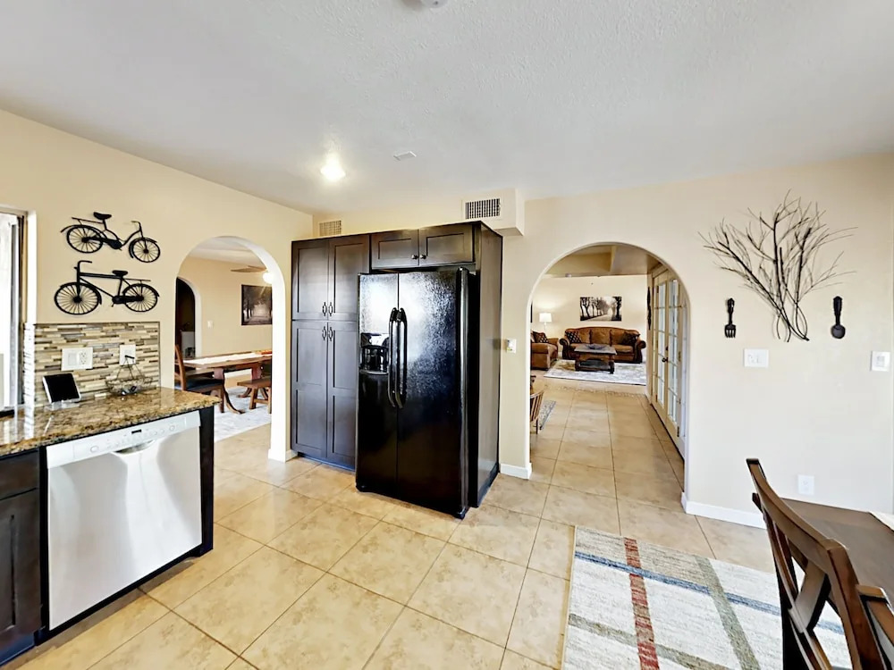 Inviting Central Scottsdale Stunner - 5 Br Home