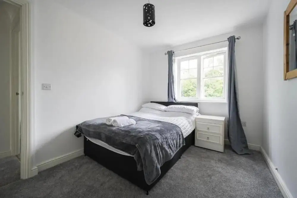 3 Bed House - Sleeps 6 - Parking - Wifi