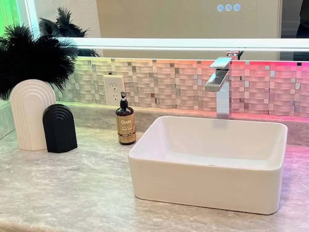 Deco Studio Retreat With Fireplace, Wifi, Queen Bed
