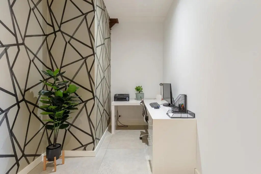 Luxury 3 brm 2 bath Woolstore apt with Courtyard