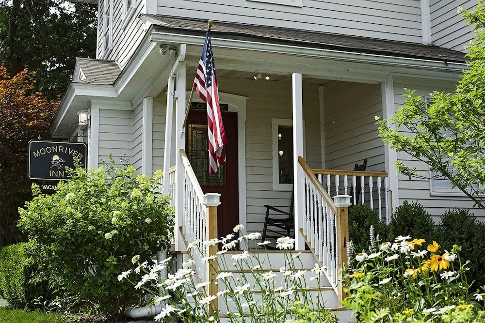 Moonriver Inn
