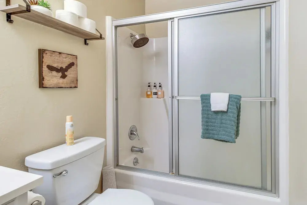 Golf Course Getaway & Hot Tub Haven in Pinetop!