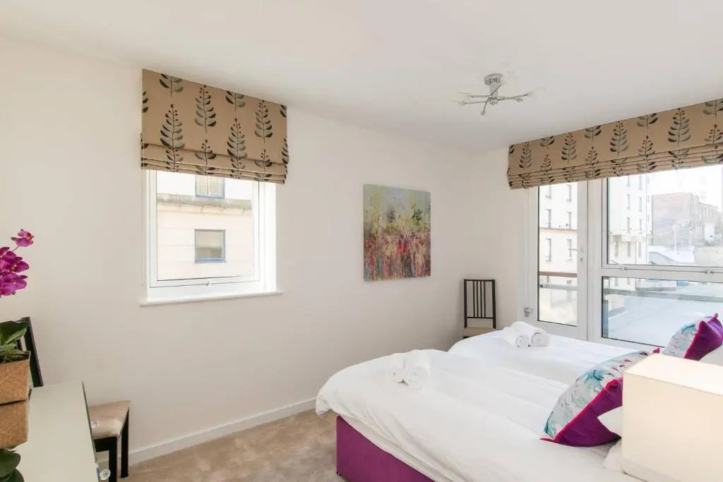 379 Luxury 3 Bedroom City Centre Apartment With Private Parking and Lovely Views Over Arthur s Seat